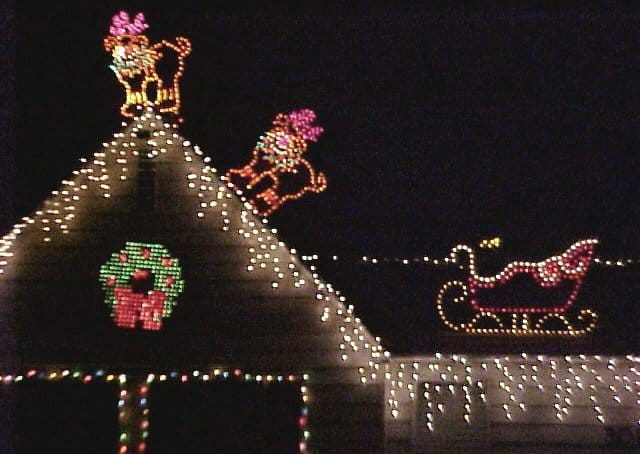 christmas decorations being showed on a roof in minneapolis 