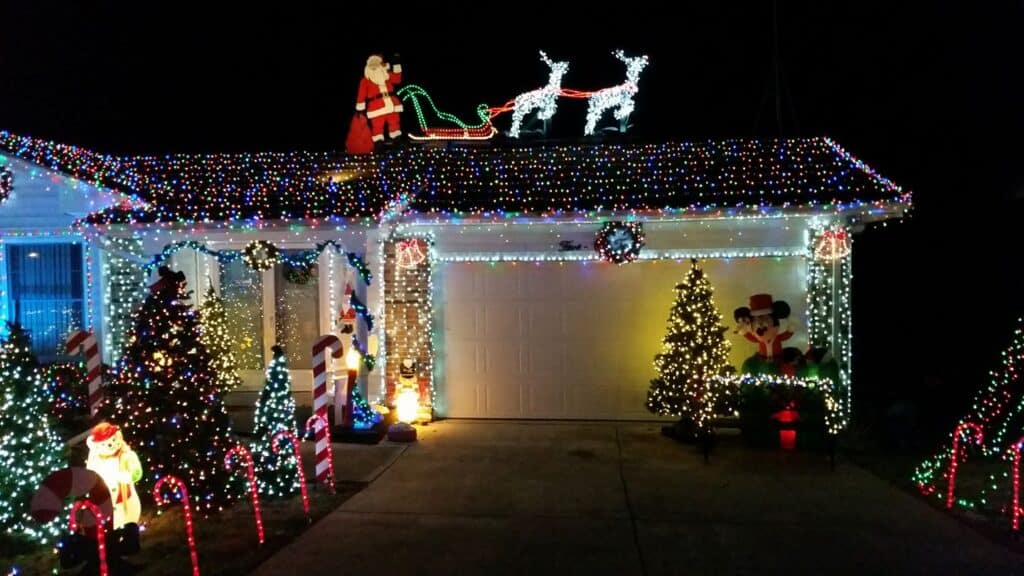 Christmas decorations on a roof in minneapolis 